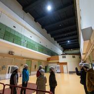 Samotná vodní elektrárna se nachází v podzemní kaverně o rozměrech 65 × 22 metrů a výšce 37 metrů, vylámané v hloubce 160 metrů.