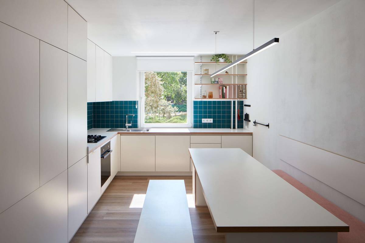 Kuchyň doplňuje jídelní stůl s lavicemi.