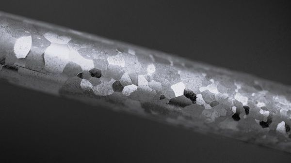 Čeští vědci zjistili, proč se v materiálech hromadí nečistoty