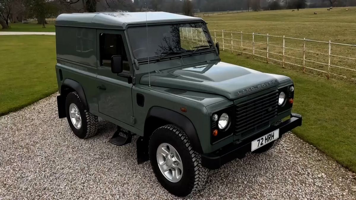 Na prodej je Land Rover krále Karla, bohužel bez příhodné registrační značky