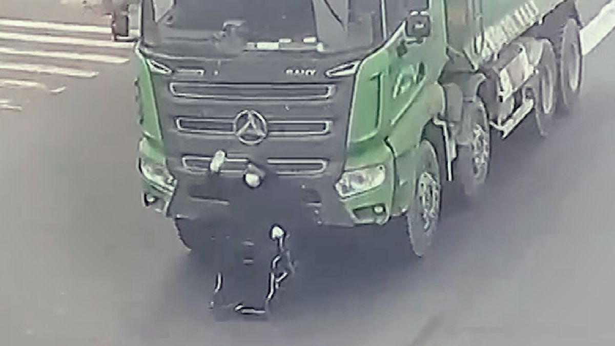 Řidič náklaďáku v Číně si nevšiml vozíčkáře, tlačil jej několik set metrů