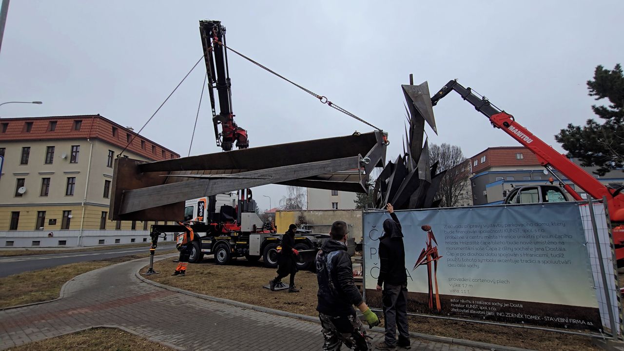 Sochař Dostál dokončuje v Hranicích unikátní obří čapí sídlo | Stream