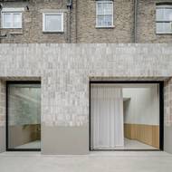 Přístavba na první pohled vypadá jako samostatná zeď.