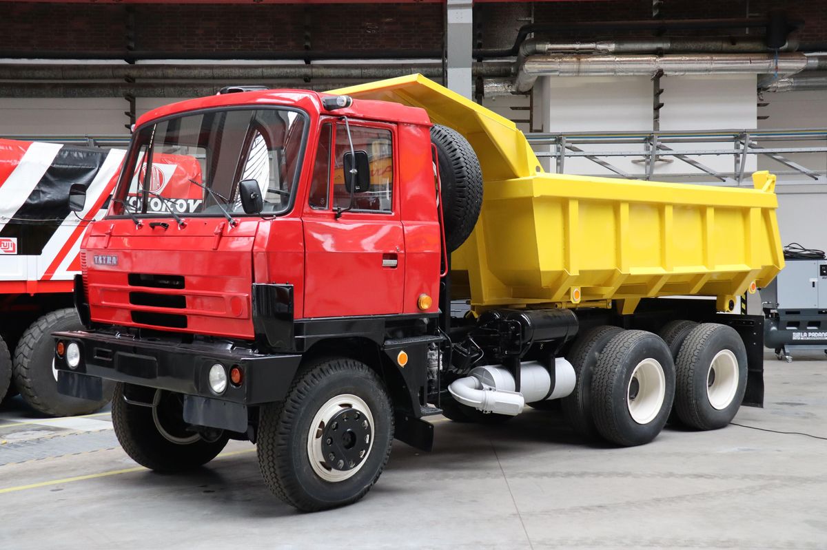 Řidič tatry naboural v kopřivnické továrně jedenáct aut, dostal pokutu patnáct stovek