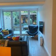 Obývací prostor volně přechází v obytný exteriér.