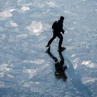 Struktura ledu se může měnit, na přehradě může být led různého stáří a tím pádem i fyzikálních vlastností. Znalosti, jak se zamrzlá plocha chová, jsou pro dálkové bruslaře klíčové.
