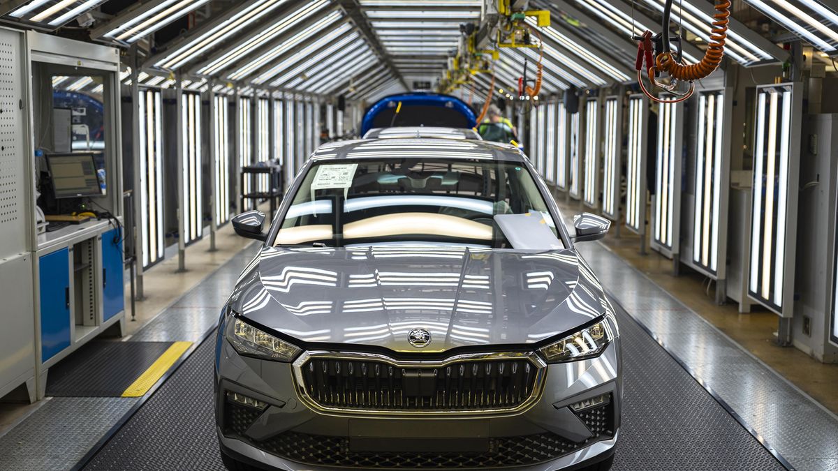 Výroba aut za 11 měsíců klesla