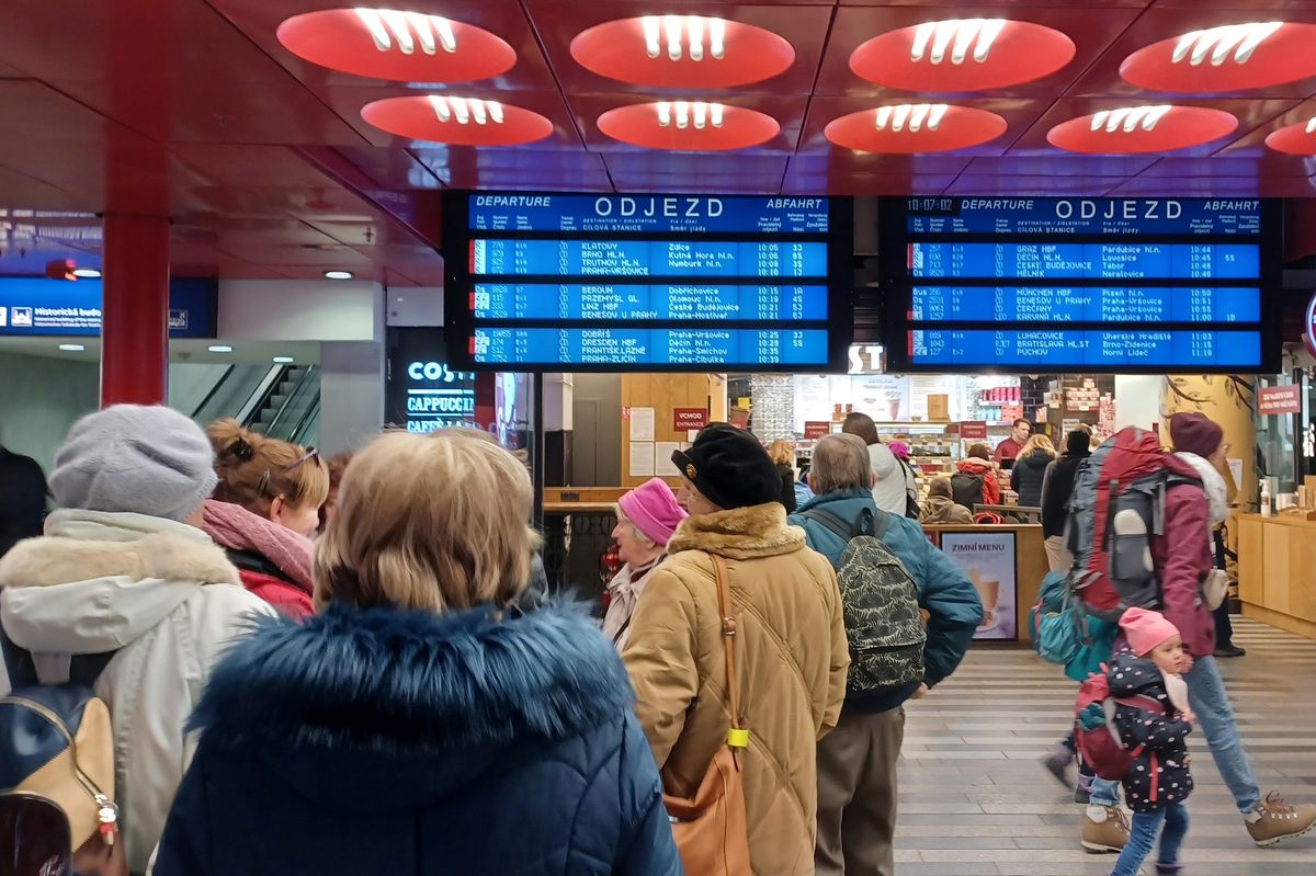 Krádež kabelů zastavila vlaky na koridoru