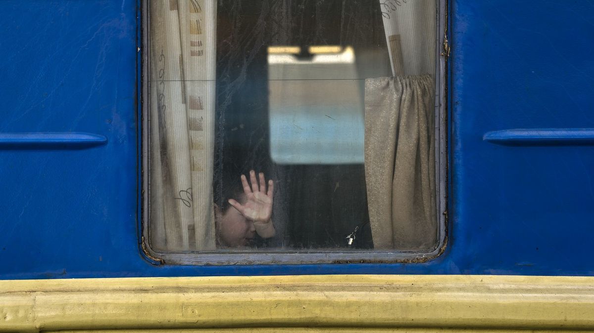Na Karvinsku zastavil vlaky nestabilní svah