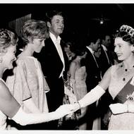 Joy Adamsonová při setkání s královnou Alžbětou II.