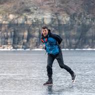 Jan Stodola, průkopník a velký propagátor dálkového bruslení u nás. Nordické brusle jsou uzpůsobené na dlouhé výlety v přírodě, dlouhé nože se připínají na běžecké boty, pata zůstává volná. Brusle jsou rychlejší i stabilnější. 