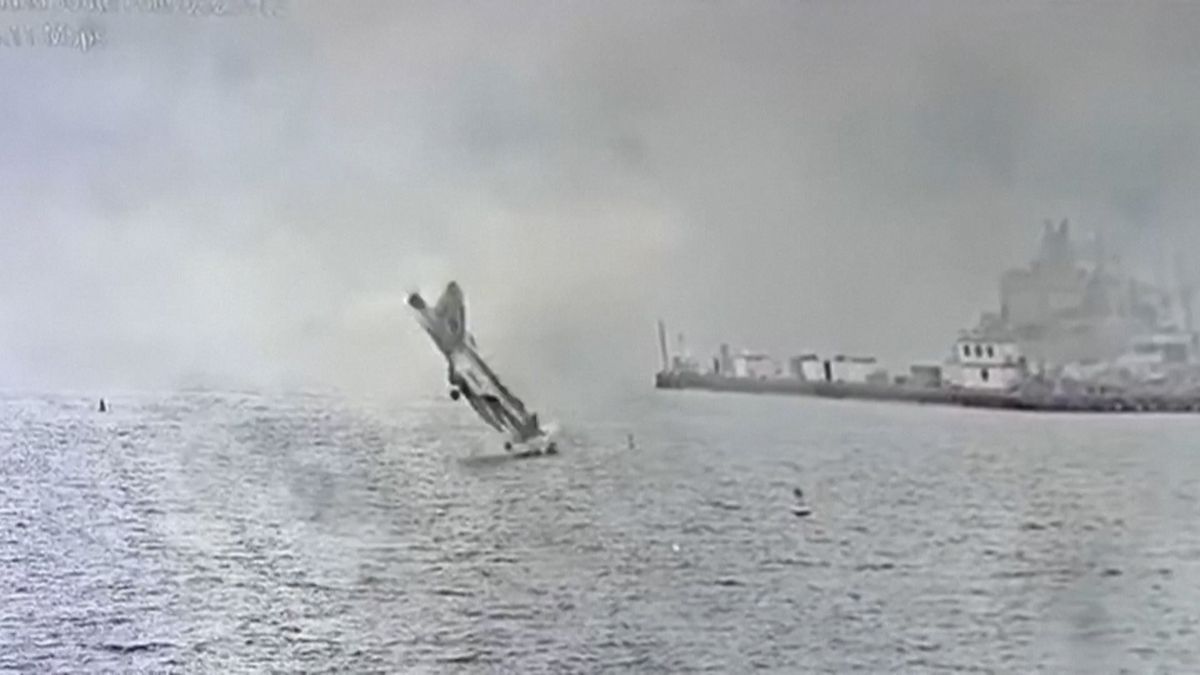 Bojový letoun se zřítil do přístavu v San Diegu. Piloti se katapultovali