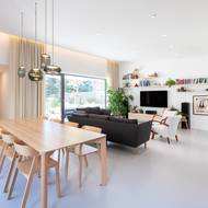 Obývací pokoj je plný světla. 