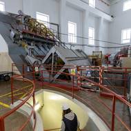 Ve vstupní hale elektrárny je umístěna strojovna pro osobní a nákladní výtah.