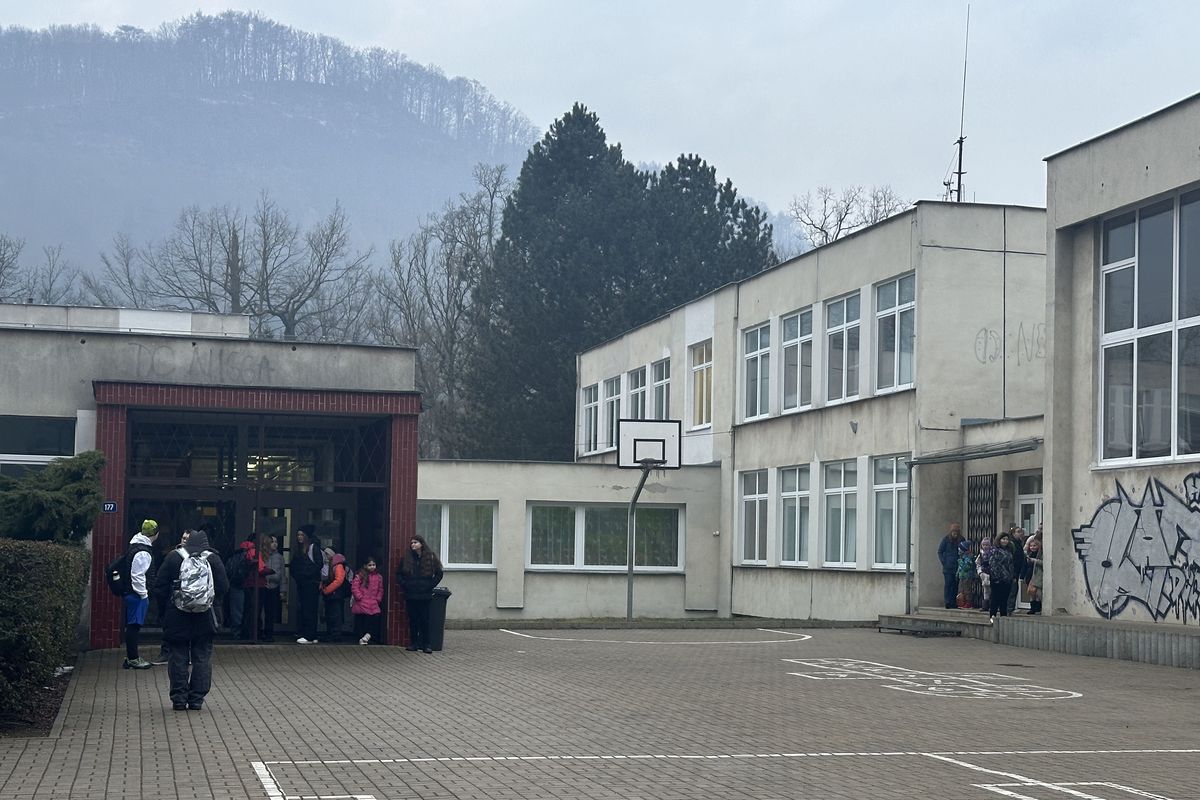 Školák, který vyhrožoval škole v Děčíně, zůstává ve vazbě