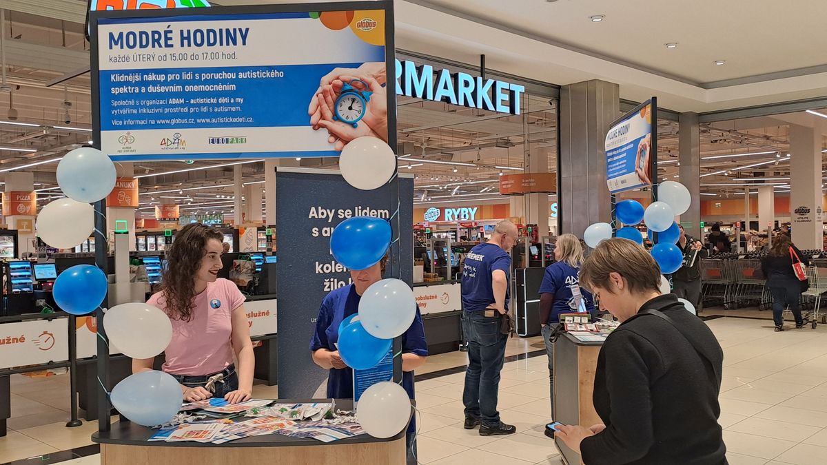 Modré hodiny mají lidem s poruchou autistického spektra usnadnit nakupování