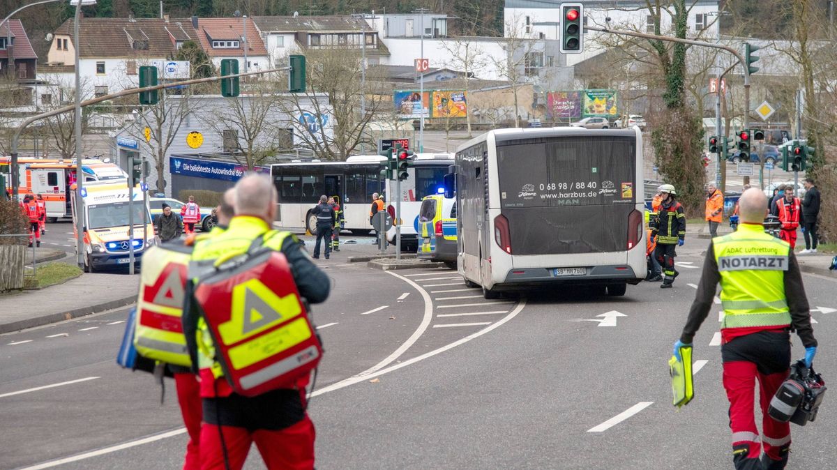 Po srážce dvou autobusů v Německu je 33 zraněných, z toho 12 dětí