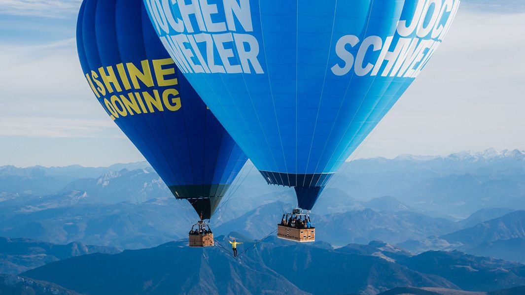 Provazochodci se prošli mezi horkovzdušnými balony v dosud nejvyšší nadmořské výšce