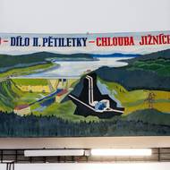 Dobová kresba vodní elektrárny. Stavba byla dokončena roku 1959, ve své době stála 700 milionů korun a splatila se za sedm let.