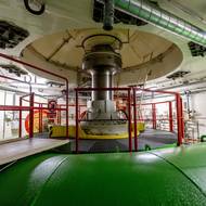 Místnost turbíny se spirálou, která přivádí vodu na turbínu. Turbína se otáčí rychlostí 365 otáček za minutu. 