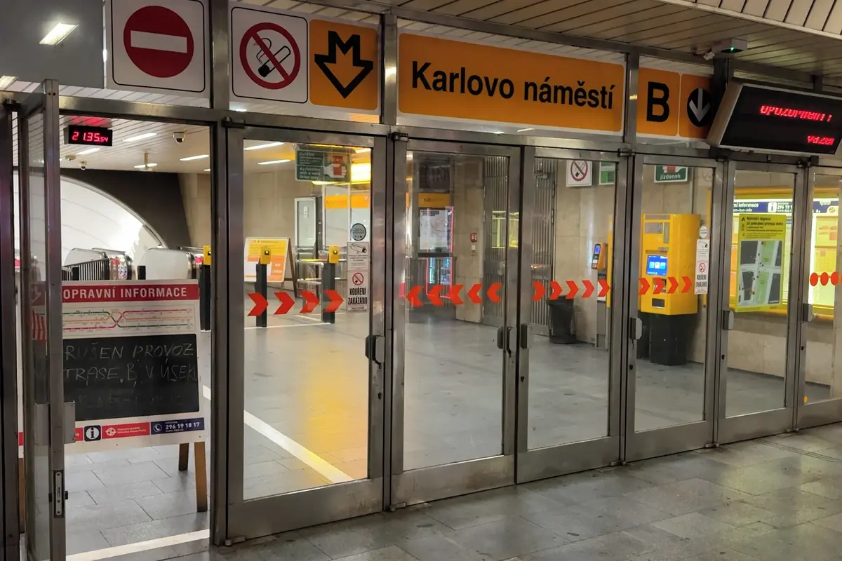 Muž v pražském metru vyhrožoval střelbou