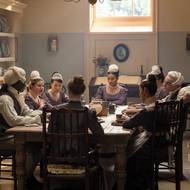 Seriál se odehrává ve všech společenských vrstvách.