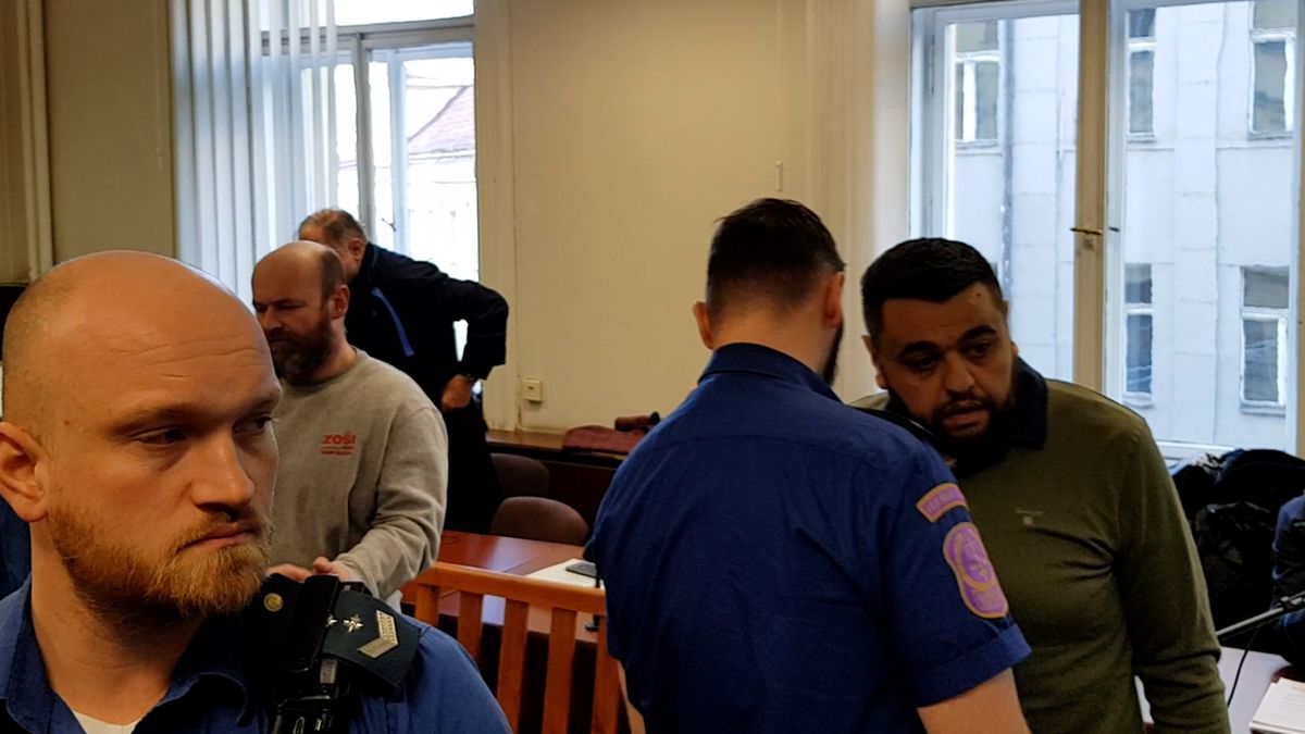V případu muže pohřbeného zaživa v Praze hrozí obžalovaným přísnější posouzení