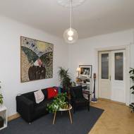 Vedle obývacího pokoje je malá pracovna.