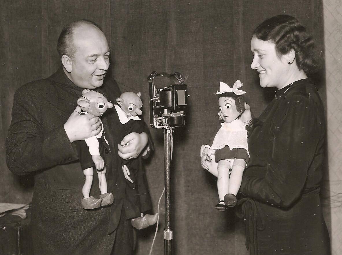 Josef Skupa a Anna Kreuzmannová (Mánička) ve školském rozhlase 19. 12. 1939
