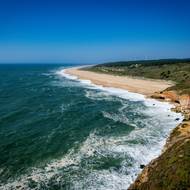 Severní pláž opačným směrem díky podmořskému kaňonu v zimě generuje jedny z největších vln světa.