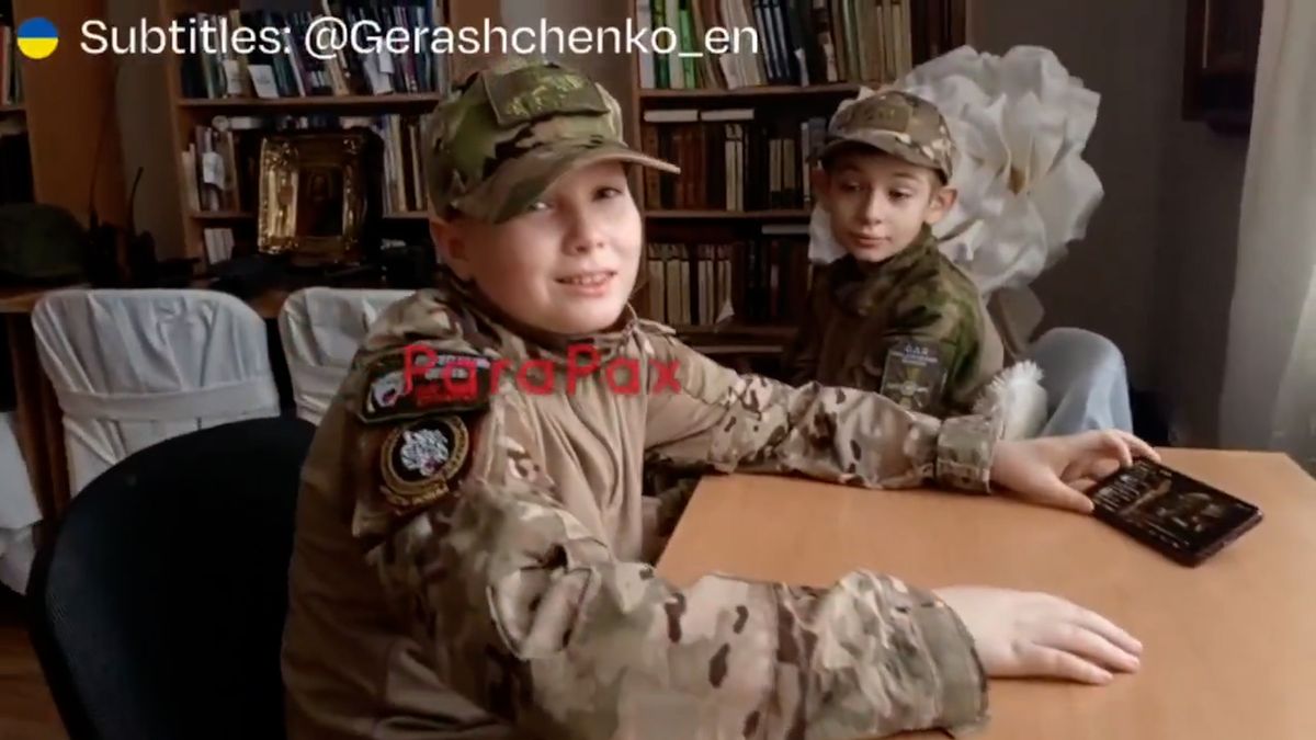 Pro Rusko a pradědy vystřílíme Chocholy, zpívají ruské děti v uniformách