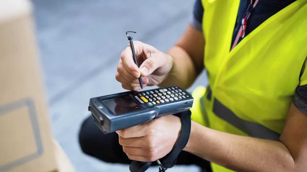 Špatně slyšíte, práci nedostanete. Až po kritice ombudsmana se firma skladnici omluvila