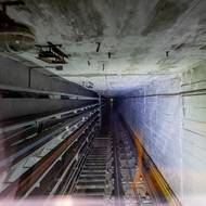 Pohled do výtahové šachty. Je dlouhá 200 metrů a vede do hloubky 160 metrů pod okolním terénem.