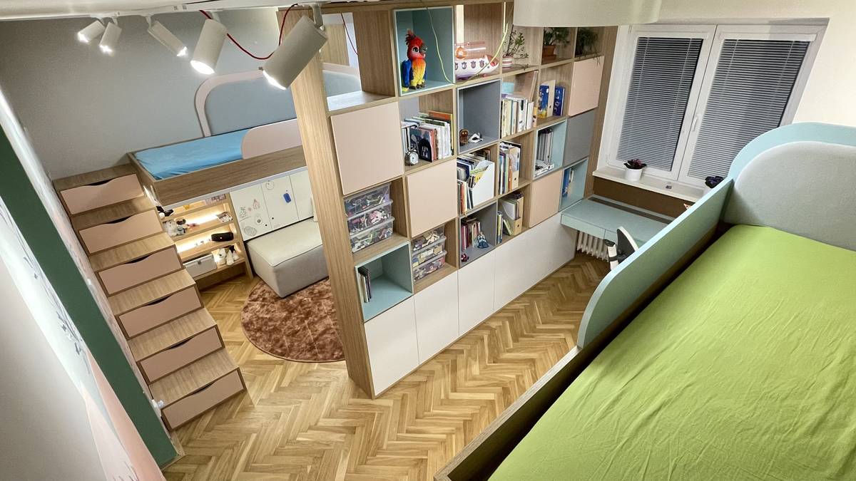 Centrální knihovna dělí prostor na dvě smysluplné a funkční části.