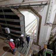 Bezpečnostní vrata sálu s kulovými uzávěry určené například k ochraně před povodní. Naštěstí nemusela být nikdy použita.