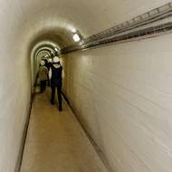 Chodba vylámaná do skály, vedoucí k výtokovému kanálu