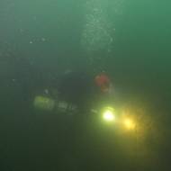 Stres velmi ovlivňuje dýchání, zejména pak pod vodou. Aišman popisuje dýchání v krizové situaci pod vodou tímto příkladem: „Zkus si dát na hladině sprint na 100 metrů v plné intenzitě, doběhnout, vydechnout a zkusit zadržet dech. Bude tam třeba 8 vteřin hrozně nepříjemného zážitku. Je to boj s vlastním mozkem.“