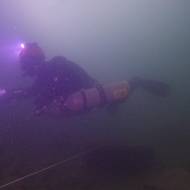 Pro ponor zde potápěči využívají bubínek s lanem (dole na snímku lano). Tento postup vychází ze speleotechniky. Z bubínku, jejž drží v ruce, si vodící potápěč odvíjí lano a má tak o dost větší volnost, než kdyby byl na laně přivázaný. 