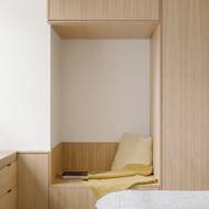 Vestavěný nábytek umožnil i vznik příjemných koutků pro posezení.