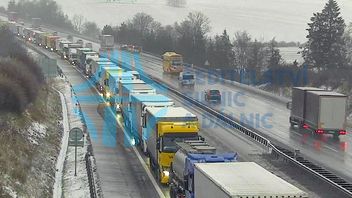 Počasí komplikuje dopravu, dálnici D1 u Velkého Meziříčí uzavřela nehoda