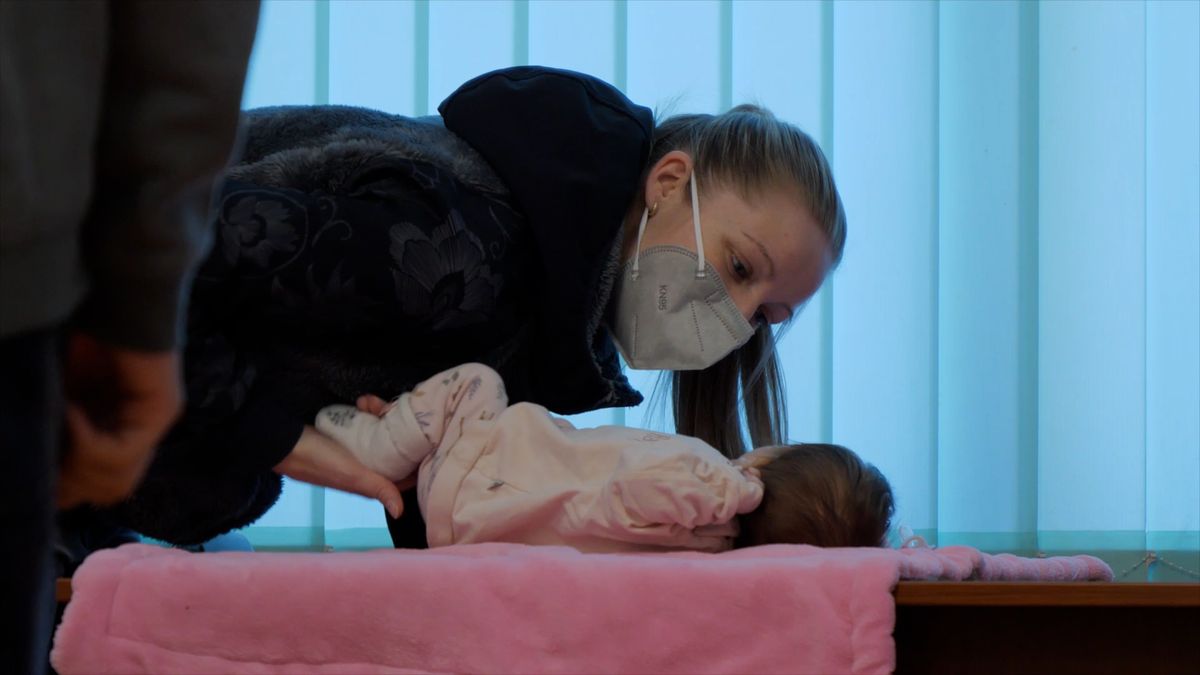 Zázrak v pražském IKEM. Lékaři transplantovali játra pětitýdenní holčičce