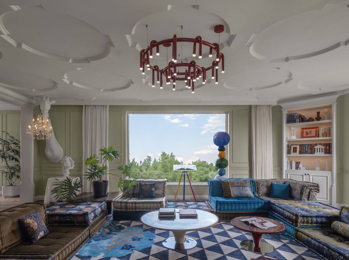 Nejen barvy, ale i tvary hrají v tomto bytě důležitou roli. Ať již je to skulptura z barevných koulí, anebo žirafí hlava na dlouhém krku vystupující ze zdi vedle okna, která evokuje dojem, jako by zvíře nahlíželo do interiéru zvenku, nic z toho nenechá příchozí klidným.