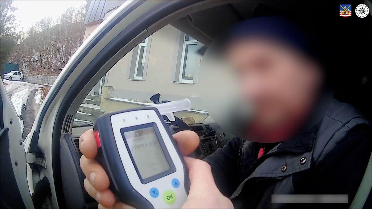 Řidič dodávky ve Varech najížděl na obrubníky. Nadýchal přes tři promile
