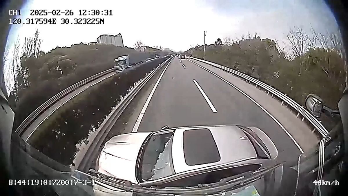 Slepý úhel je nekompromisní, kamion tlačil osobní auto 200 metrů
