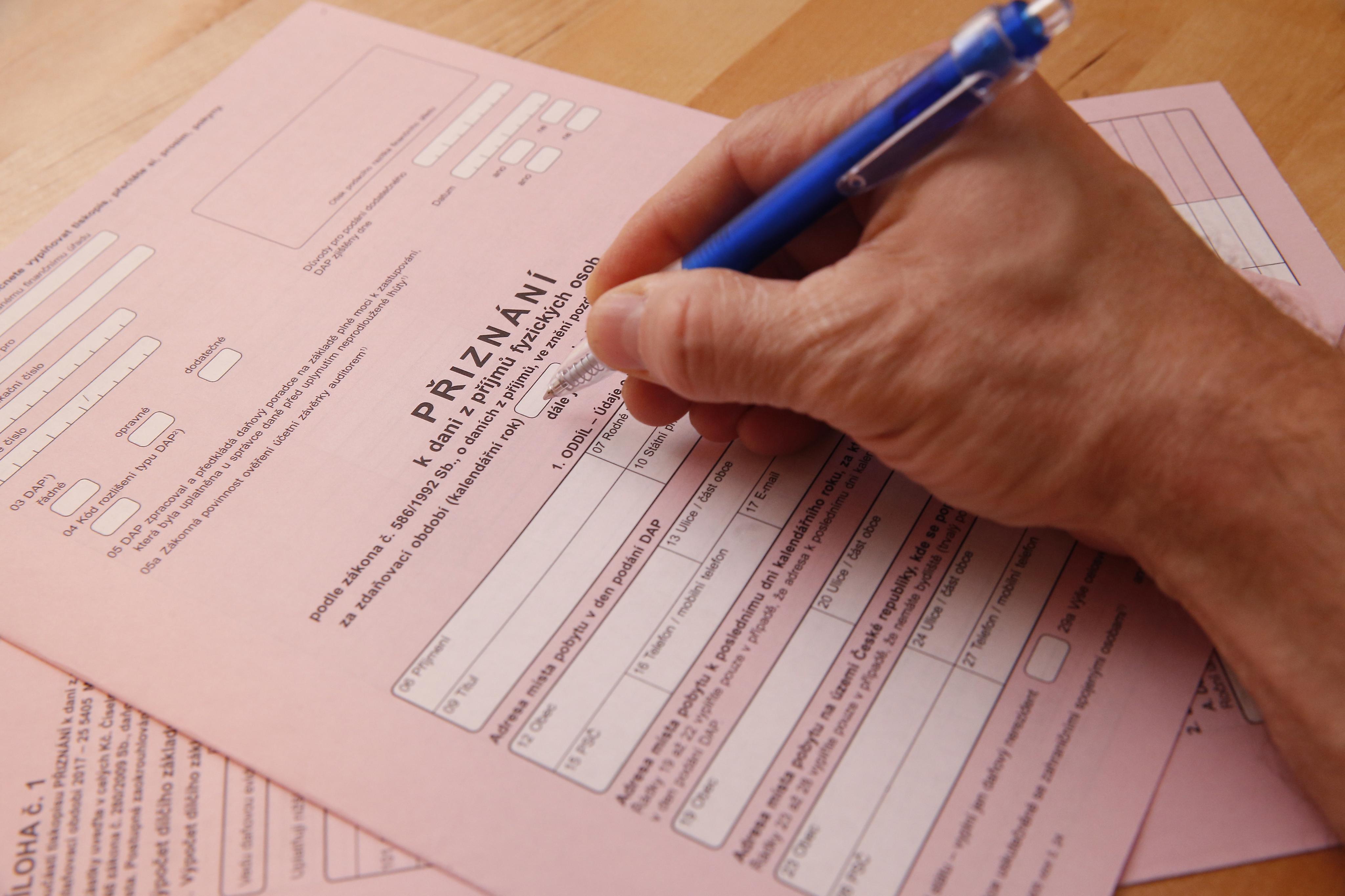 PŘEHLEDNĚ: Co si musí v daňovém přiznání ohlídat podnikající zaměstnanec