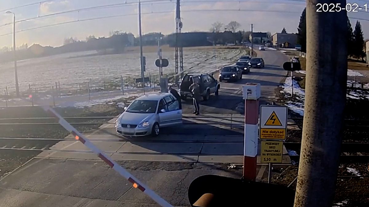 Řidička v Polsku zůstala viset na železničním přejezdu, auto odtáhli na poslední chvíli