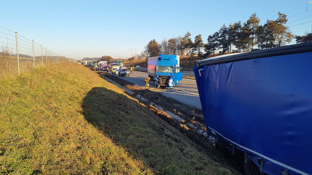 Dálnici D1 u Devíti křížů zastavila nehoda dvou kamionů