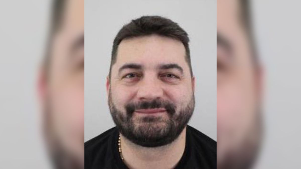 Soud v Praze pustil z vazby nebezpečného Srba. Policie po něm už několik měsíců marně pátrá