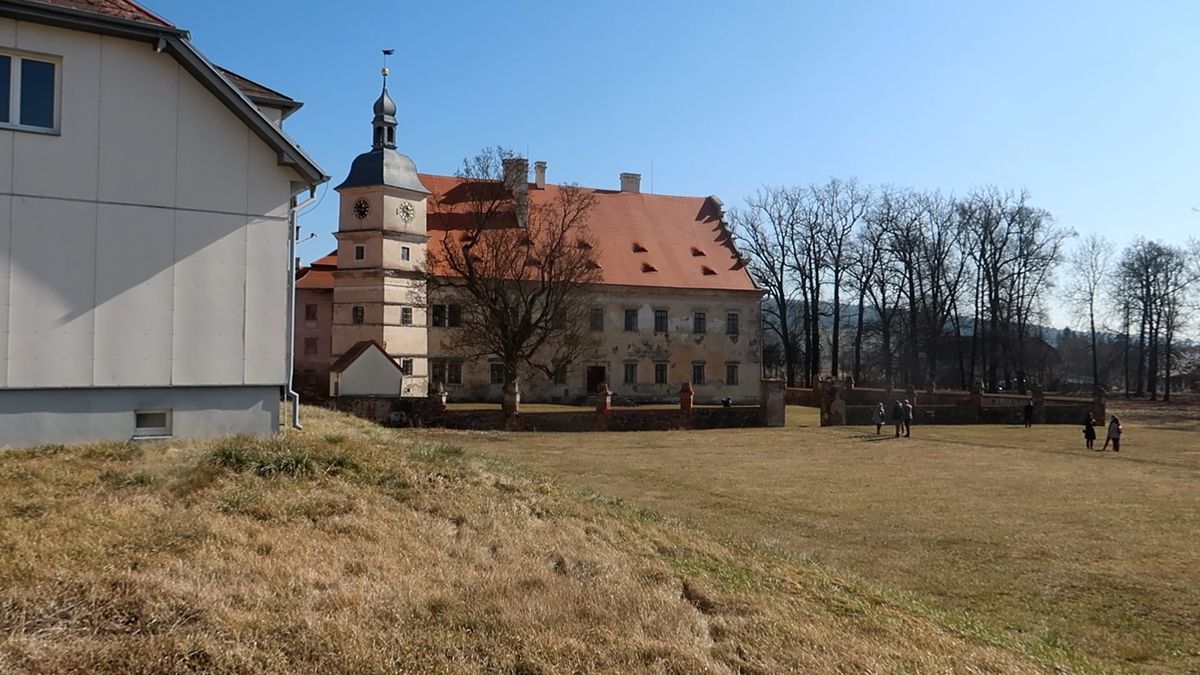 Ze zpustlé kůlny je půvabná barokní oranžérie. Už tam zase zimují fíky