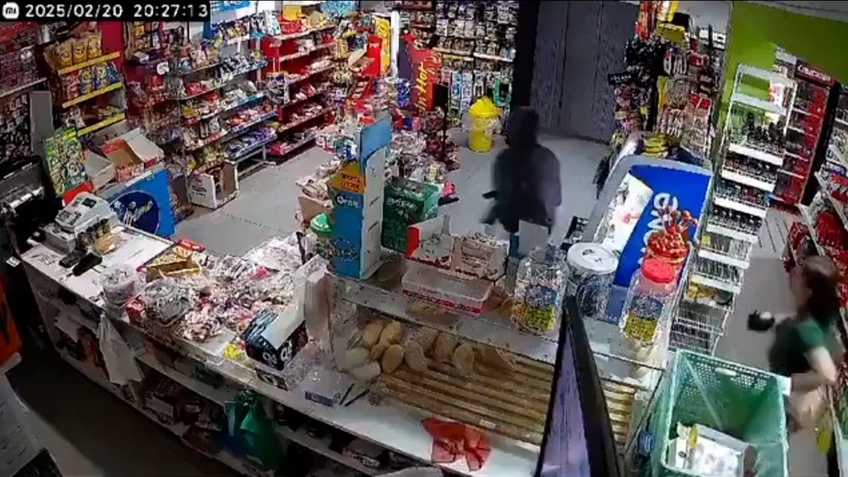 Ozbrojený zlodějíček pohořel, zahnala jej prodavačka s kleštěmi na etikety